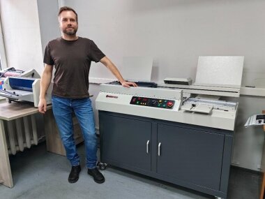 Термоклеевая машина Ausjetech установлена в типографии «Оттиск»