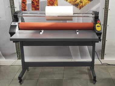 В демозале ГК «РУССКОМ» установлен широкоформатный ламинатор R-SuperLam 1100H