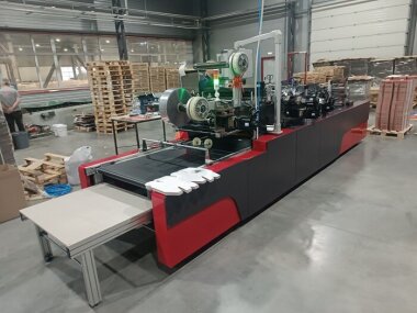 Машина для вклейки окошек Hengtong  установлена в типографии «Альба-Плюс»