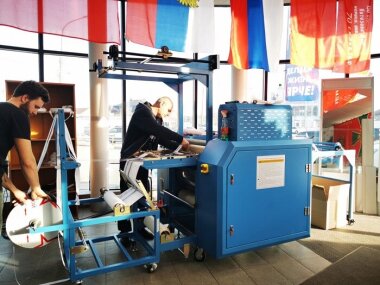 Каландровый ленточный термопресс Colors установлен в «ПЛЮМАР»