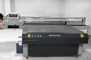 «Смарт-Т» установила планшетный УФ-принтер Sprinter TC-F2132 на производстве выставочных стендов