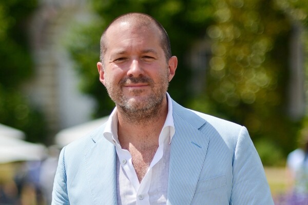 OpenAI покупает стартап легендарного Джонатана Айва