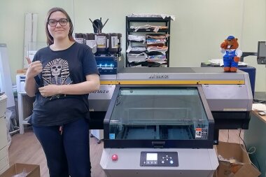 «Смарт-Т» установила Mimaki UJF-6042 MkII e на производстве сувениров в Новосибирске