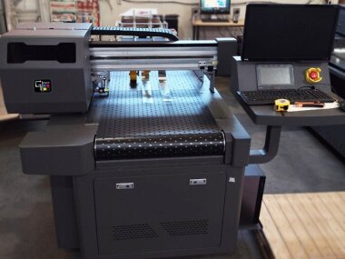 ГК «РУССКОМ» совместно с партнёром «Графические системы» установили струйный принтер G!Digital SC300 и режущий плоттер MasterCutter 1070 GT 