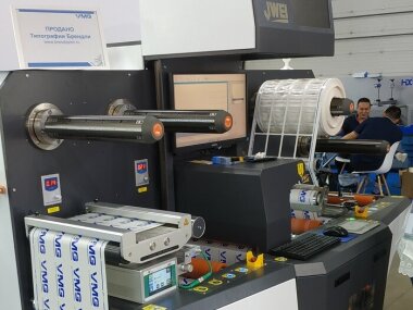 Типография «Брендли» приобретает рулонный режущий плоттер JWEI