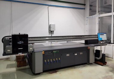 ProfPlotter запустила в работу УФ-принтер YOTTA P20 UV в производственном холдинге «ЭНЕРГОМЕРА».