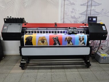 Рулонный УФ-принтер G!Digital UV-740D Plus установлен в демозале ГК «РУССКОМ»