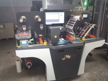 Рулонный режущий плоттер JWEI RSF-330 установлен в типографии «Место печати» (Кунгур)