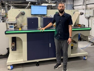 Цифровая машина DIMO для высечки этикетки установлена в типографии azimutprint