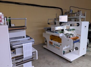 Вторая система плоттерной резки Ningbo SMT DC330S установлена в типографии «Юмифлекс»