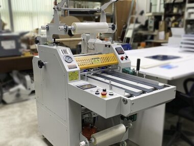 ГК «РУССКОМ» установила ламинатор R-SuperLam SL-400BDR в типографии «Полиграфика» 