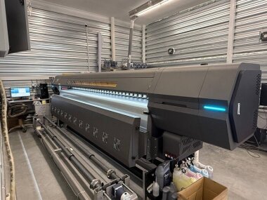 Инженер «Челленджера» установил сольвентный принтер ALLWIN C8 PRO2 в РПК «ФИН-ПРЕСС»