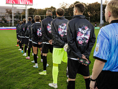 Вместо вымпела поднос: Жостовская фабрика и футбольная команда представили совместный проект