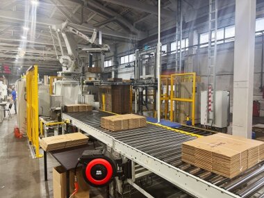 Робот-паллетайзер заработал на «Полотняно-Заводской бумажной мануфактуре»