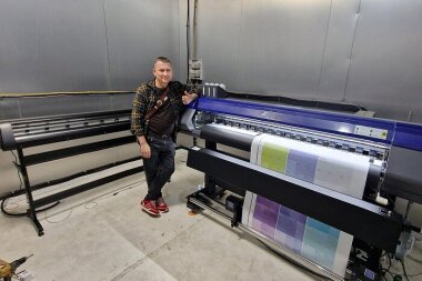 Инженер «КОВЧЕГА» запустил принтер ARK-JET и плоттер ARK-CUT в «СМ ДЕКОР»