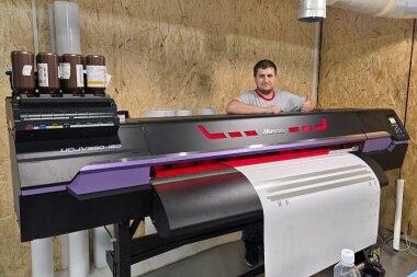 «Смарт-Т» установила в Махачкале первый в России УФ-принтер Mimaki UCJV330