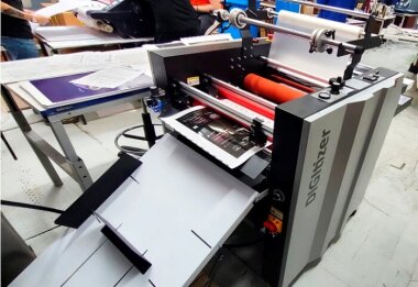 «Полиграфические машины» установила двухсторонний ламинатор DIGITIZER-520SP в цифровой типографии Санкт-Петербурга