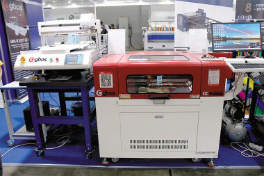 Носки в «цифре», ковры на заказ