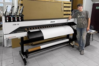 «Смарт-Т» установила экосольвентный принтер Mimaki JV200 в «Пропластик»