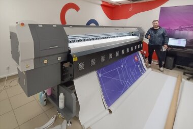 «КОВЧЕГ» установила 3-метровый принтер ARK-JET SOL 3204 в Presswall