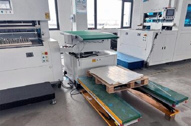 Машина для разделения заготовок Kuaiyida установлена в типографии «Артишок»