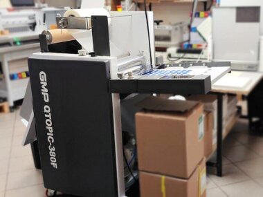 Профессиональный ламинатор GMP QTOPIC-380F инсталлирован в типографии «ОpipO» в Архангельске
