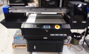 ГК «РУССКОМ» расширяет партнёрство с ISBC: установлен второй УФ‑принтер G!Digital FB‑0906D PLUS