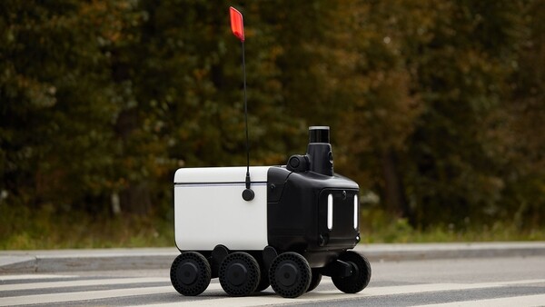 Суд отменил штраф ГИБДД за действия робота-курьера