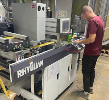 Перемотчик Rhyguan c модулем струйной УФ-печати Jetsci установлен в типографии «Полибит»