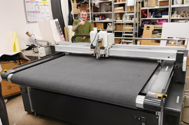 Режущий плоттер iECHO установлен в типографии «Наклеечная Лайка»