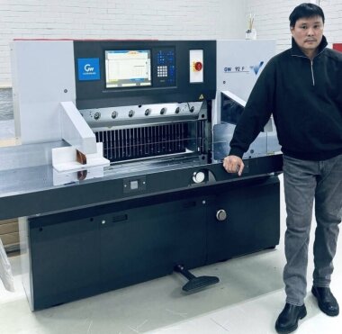 Бумагорезательная машина Guowang установлена в типографии «Домино»