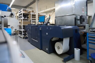 ЦПМ AccurioLabel 230 установлена в типографии «Нола плюс»