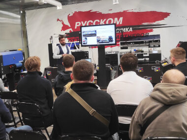 «РУССКОМ» провела мастер-класс по печати на цилиндрических поверхностях