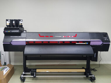 УФ-принтер Mimaki UCJV330 установлен в типографии «Руссервис»
