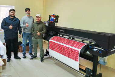 Принтер-каттер Mimaki CJV200 заработал в компании Box development