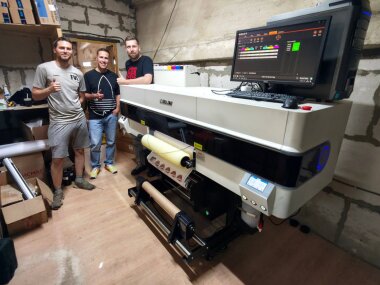 UV DTF-принтер Audley Foiljet установлен в компании Medali.Store