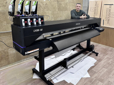 Принтер-каттер Mimaki CJV200 заработал на Фабрике подарков «ART и COOL»