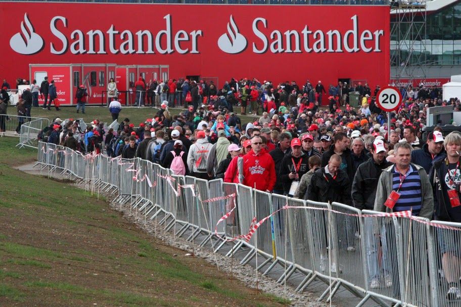 Банк Santander UK переводит контактные центры из Индии в Британию