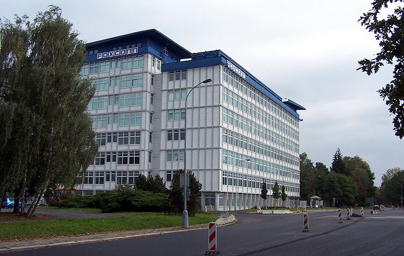 Foxconn заменит людей роботами