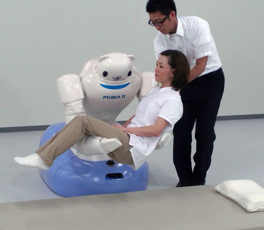 В Японии создан робот для переноса пациентов между кроватью и креслом-каталкой