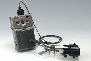 Компьютер NEC проецирует картинку прямо на сетчатку глаза