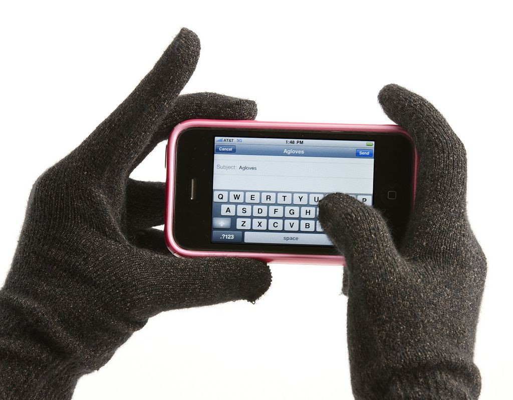 CES: Мама с дочерью продали 170 тыс. вязаных перчаток для работы с сенсорным экраном на морозе