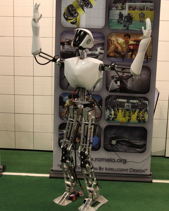 В США построили человекоподобного робота для тушения пожаров на военных судах