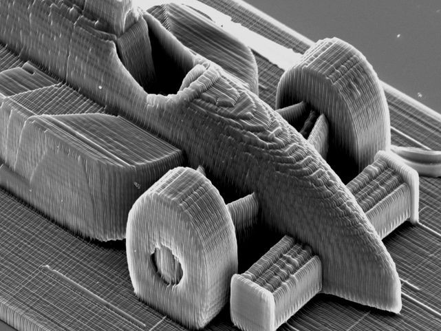 На сверхскоростном 3D-принтере распечатали собор размером с песчинку и самый маленький в мире гоночный автомобиль