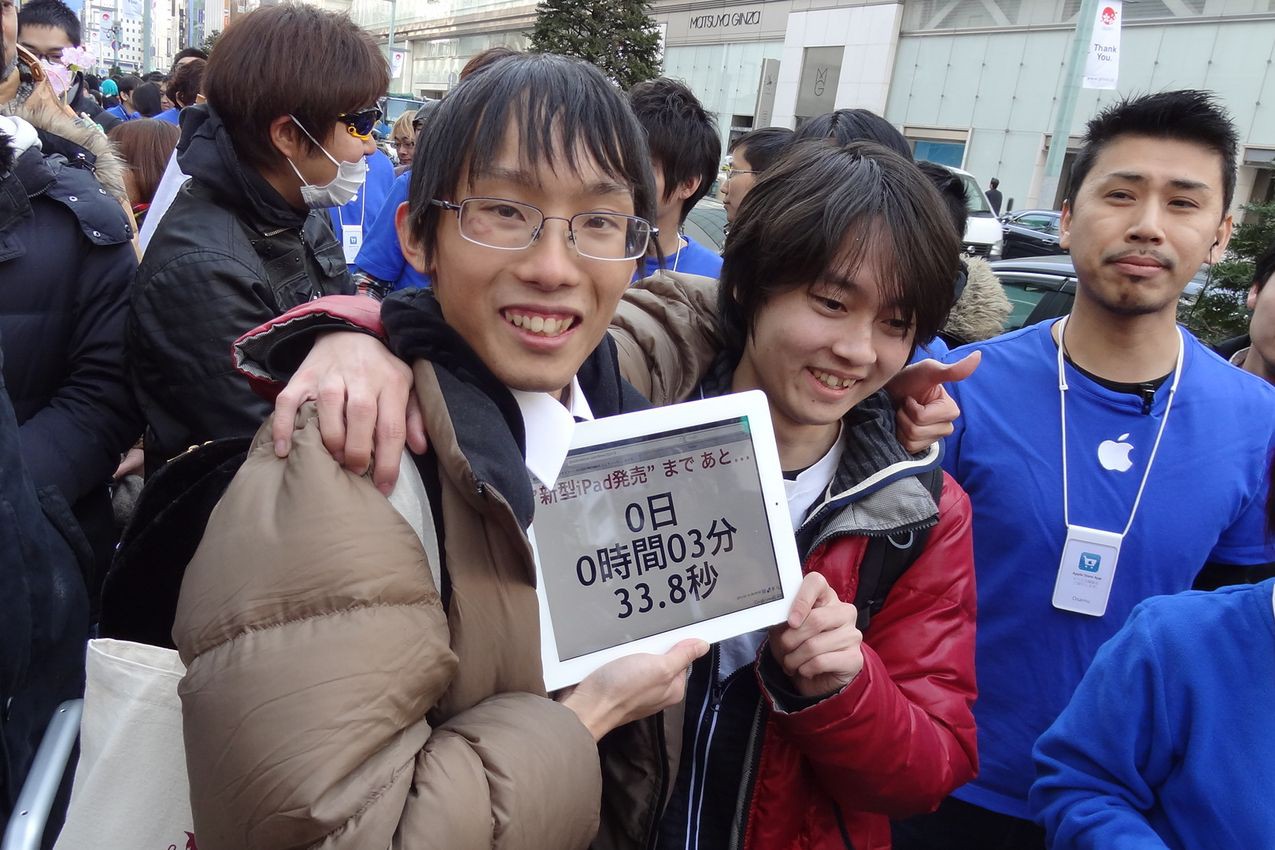 В Токио сотни поклонников Apple выстроились в очередь в ожидании начала продаж новых iPad