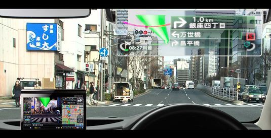 GPS-навигатор Pioneer будет показывать путь поверх ветрового стекла