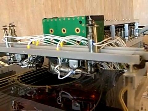 Российский умелец сконструировал гитару-робота, заменяющую сразу троих гитаристов