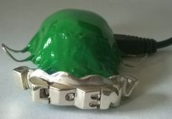 MP3-плеер, выполненный в виде зубной коронки, превращает ваш череп в динамик