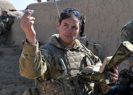 Британские пехотинцы применяют в Афганистане разведывательные вертолеты, умещающиеся на ладони