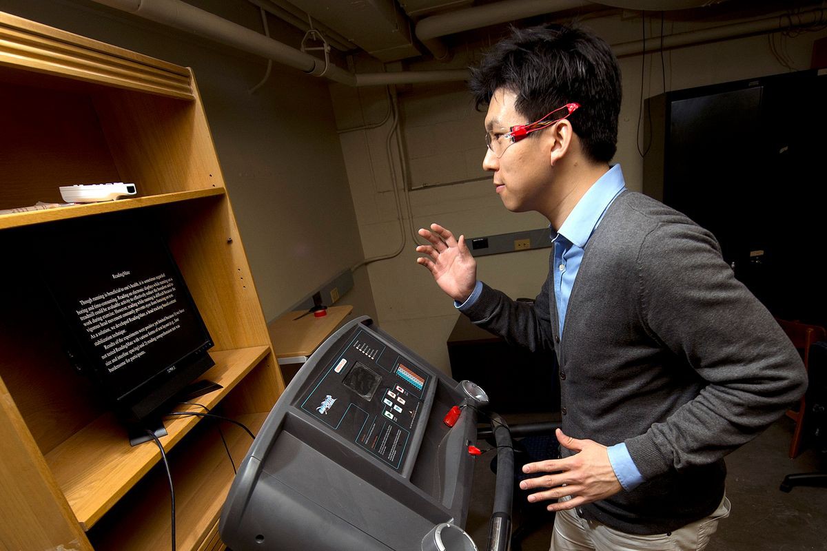 Создана система, позволяющая читать в процессе бега на беговой дорожке